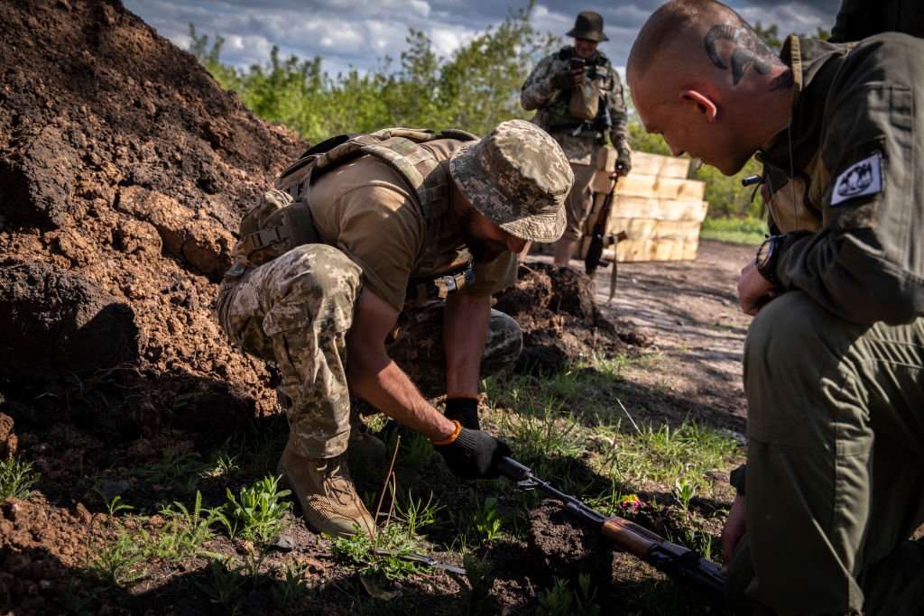 Операция z военкоры русской весны. Военные патчи Хохлов. Шеврон мёртвая голова ВСУ.