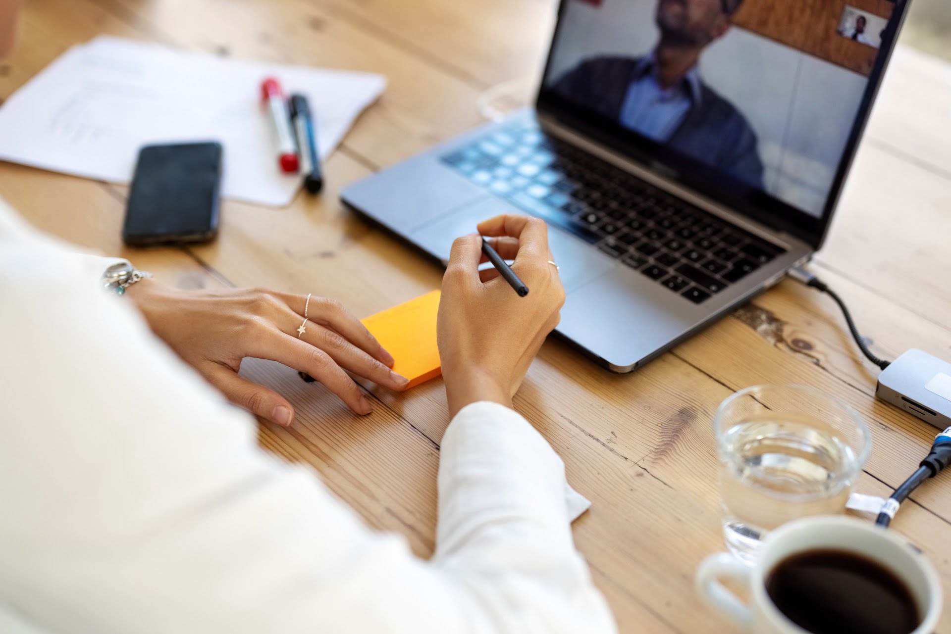 Le travail hybride va se développer, les entreprises et les salariés doivent l’intégrer