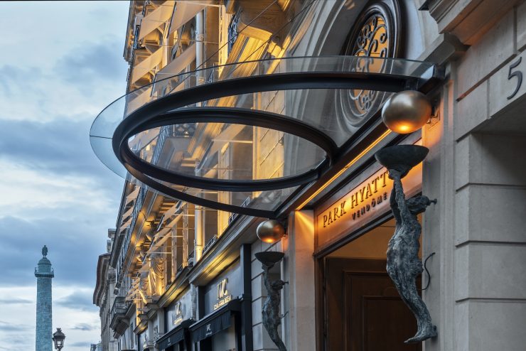 park hyatt paris vendome facade rue de la paix night light colonne vendome e1656876097788