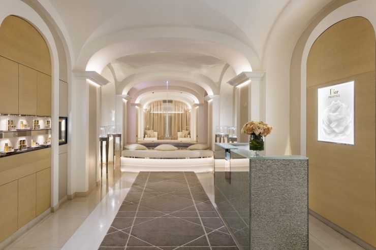 plaza athenee dior institut hr j galland e1656852116751