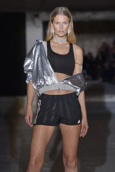 Fashion Week | « Beyond the light », le flamboyant défilé de Haute Joaillerie de la Maison Messika 2 look 10 toni garrn 2022 messika high jewelry show getty images 020