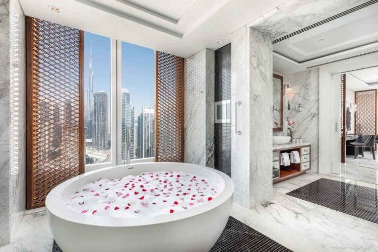 Un parfum d’Inde au Taj Hotel Dubaï pour une villégiature enivrante 8 taj dubai presidential suite bathroom