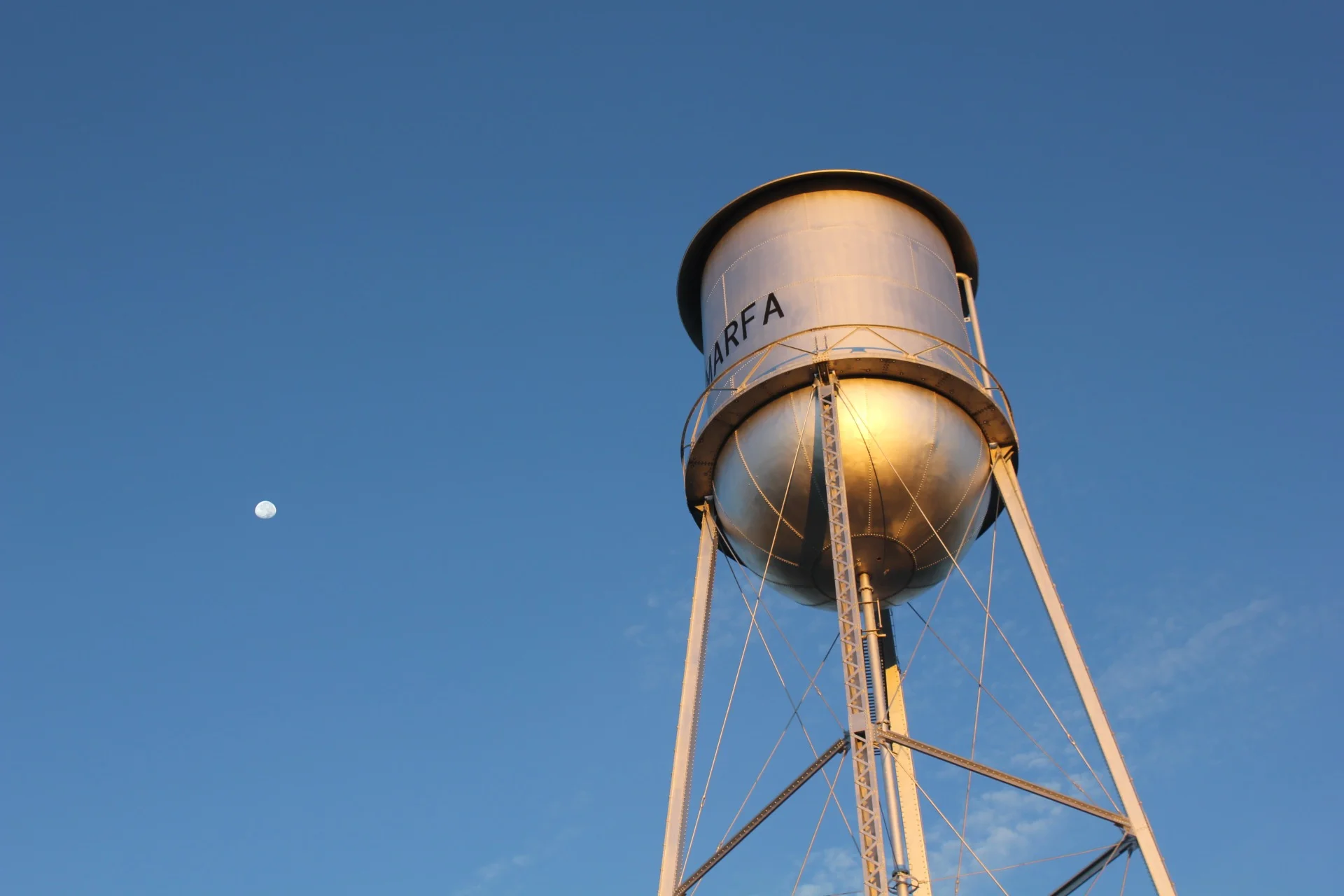 La Lune et l'emblématique château d'eau de Marfa au Texas (Crédit : Jean-Philippe Uzan)