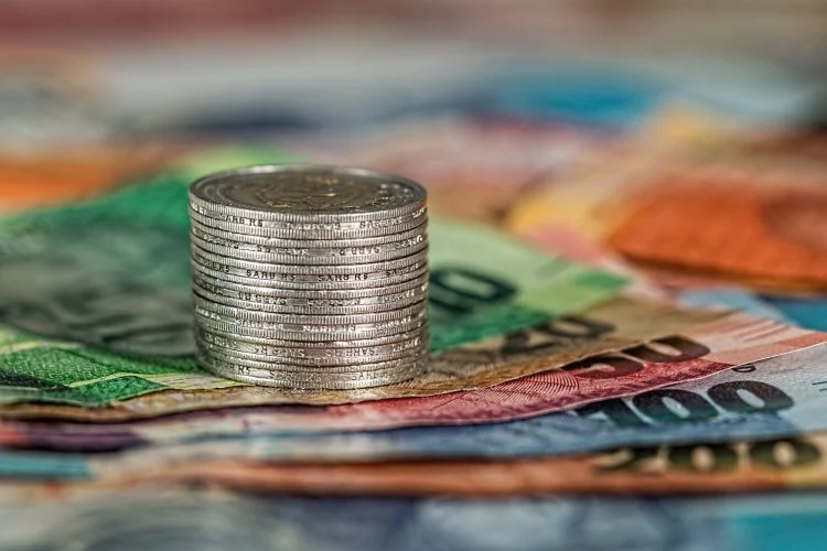 Les Français n'ont jamais eu autant d'argent dans leurs livrets A et LDDS | 1,5 million de Français ont été actifs en Bourse 4 Billets et pièces illustration