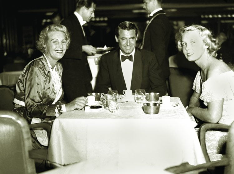 Cary Grant (au milieu) à bord du Queen Mary @Cunard