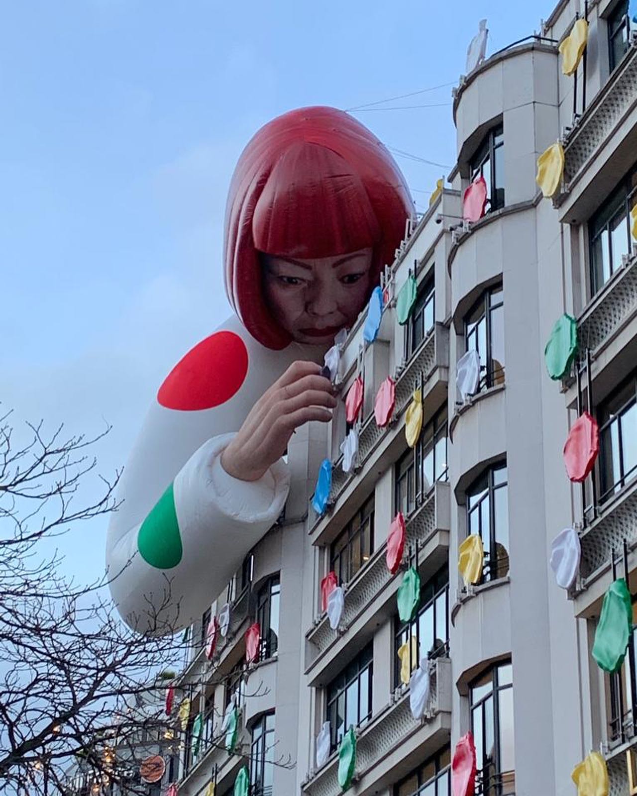 Louis Vuitton : le message secret des pois de l'artiste japonaise Yayoi  Kusama