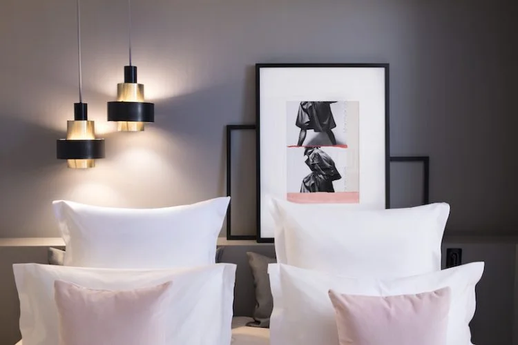 Pascal Donat (Président du groupe Valotel) : "L’hôtel représente les codes de la maison et se doit donc d’apporter l'émotion et un sentiment de cocon douillet" 7 maison elle paris junior suite artworklaurent laurence