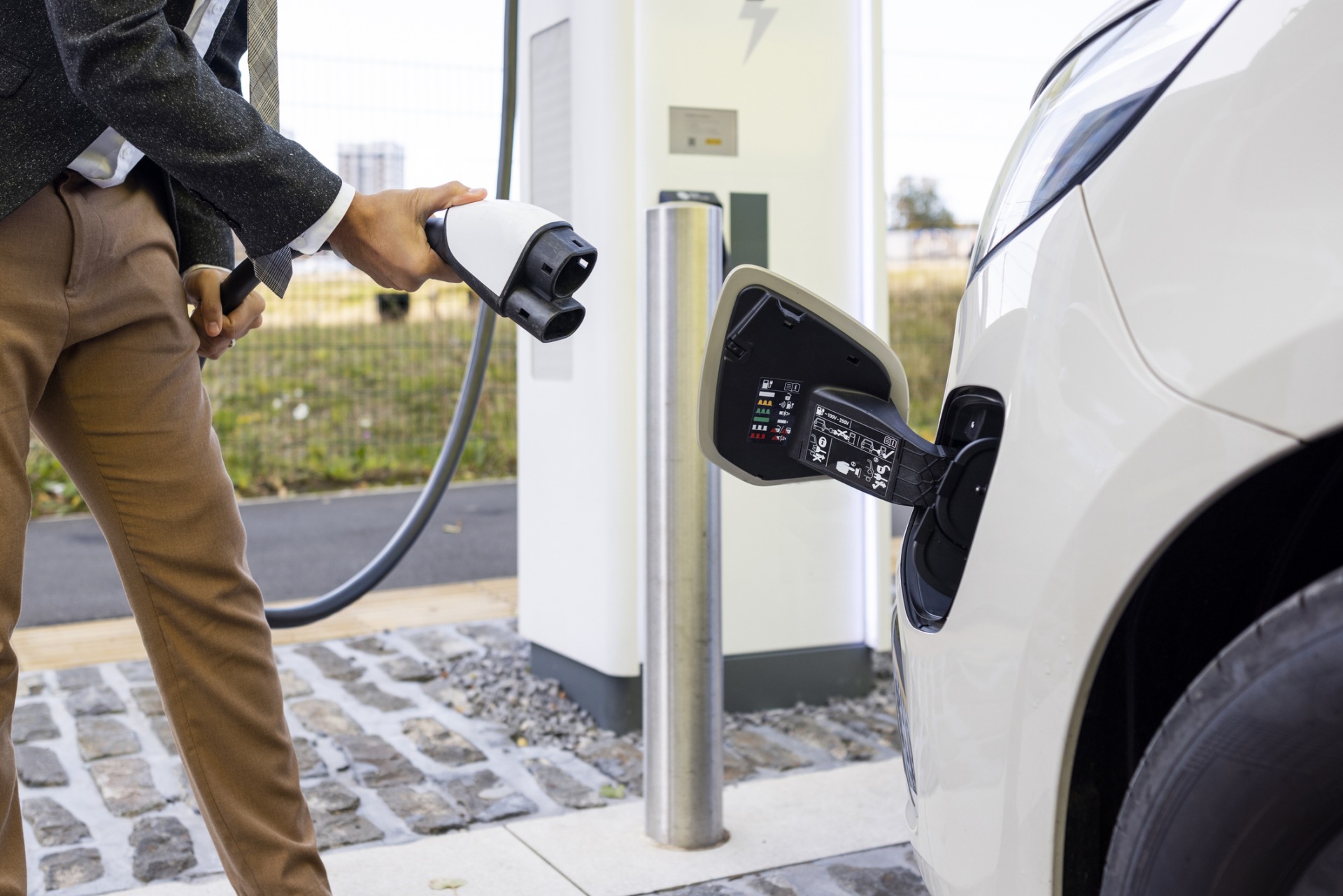 La France franchit le cap des 100 000 bornes de recharge pour véhicules  électriques