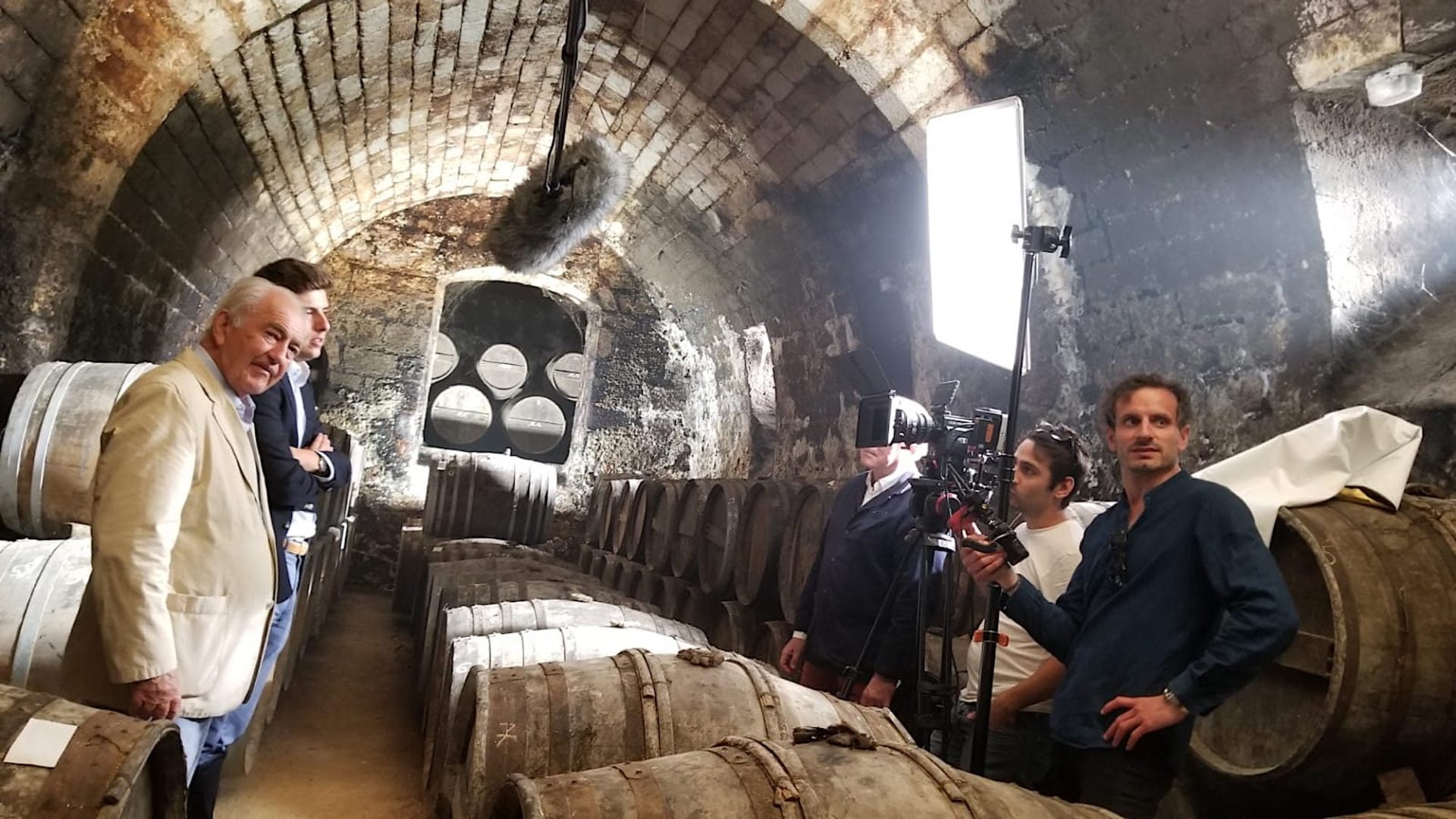 tournage dune video dans un cave de vin par winetv