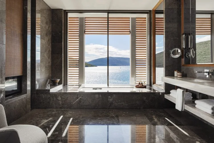 One and Only Portonovi au Monténégro : glamour et bien-être sur la nouvelle Riviera 4 oneonly portonovi accomm panoramic bayviewsuite bathroom view 674 opt master grande