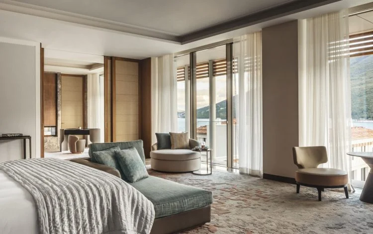 One and Only Portonovi au Monténégro : glamour et bien-être sur la nouvelle Riviera 5 oo portonovi accommodation suiteone bedroom wide sunset 1302 master scaled 2