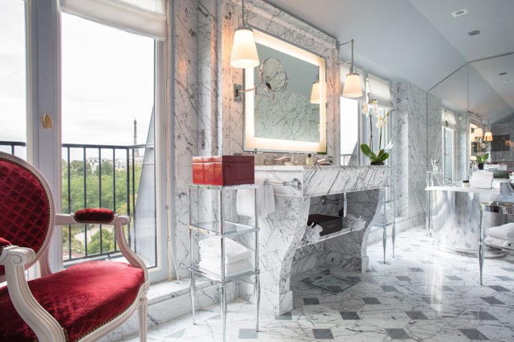 La Réserve Paris Hotel & Spa Nescens, un écrin de bien-être où défier le temps 5 la reserve paris suite 504 bathroom