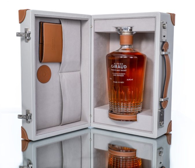 photo 10 odyssee bottle suitcase open standing