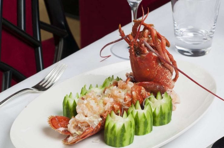 La Réserve Genève souffle ses 20 ans : retour sur une légende de l’hôtellerie mondiale 7 vapeur homard bleu vermicelles de riz sauce ail tse fung restaurant 740x490 1