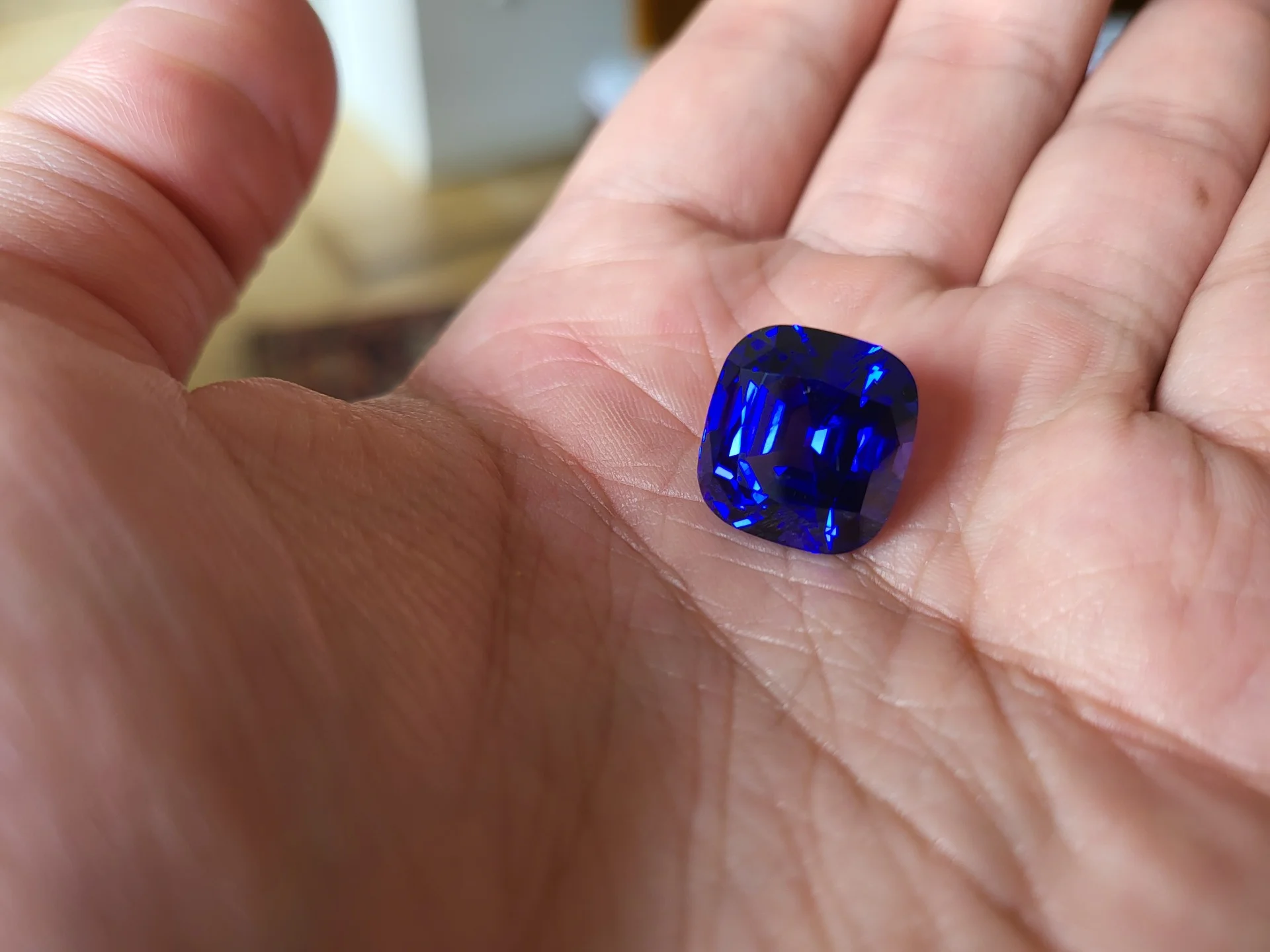 Chez CkyStones, nous accordons une grande importance aux couleurs. Chaque critère spécifiques tel que la couleur, la saturation et la tonalité sont analysés avec le plus grand soin afin de vous garantir des pierres aux couleurs incomparables.