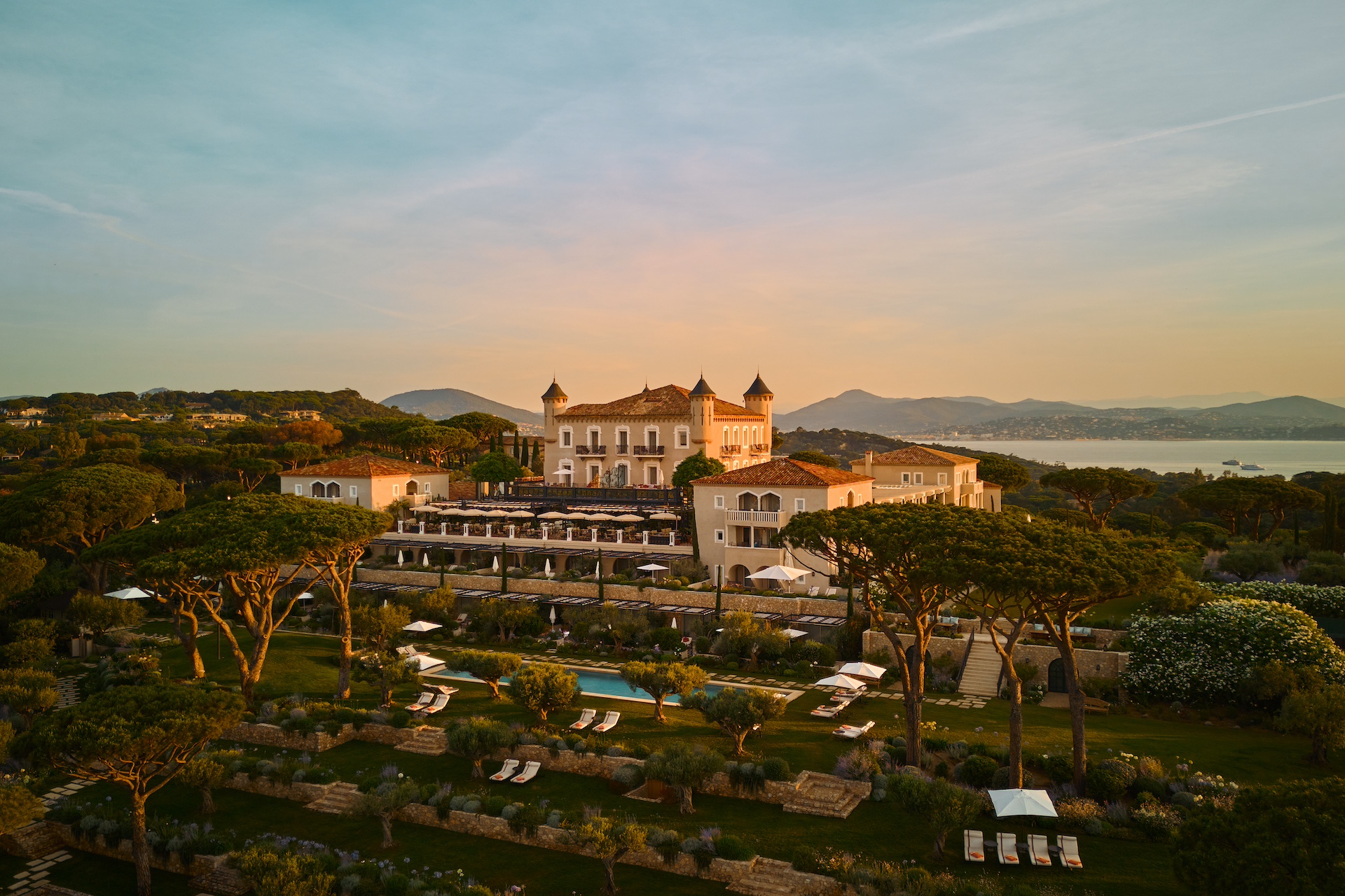 vue drone chateau de la messardiere 3