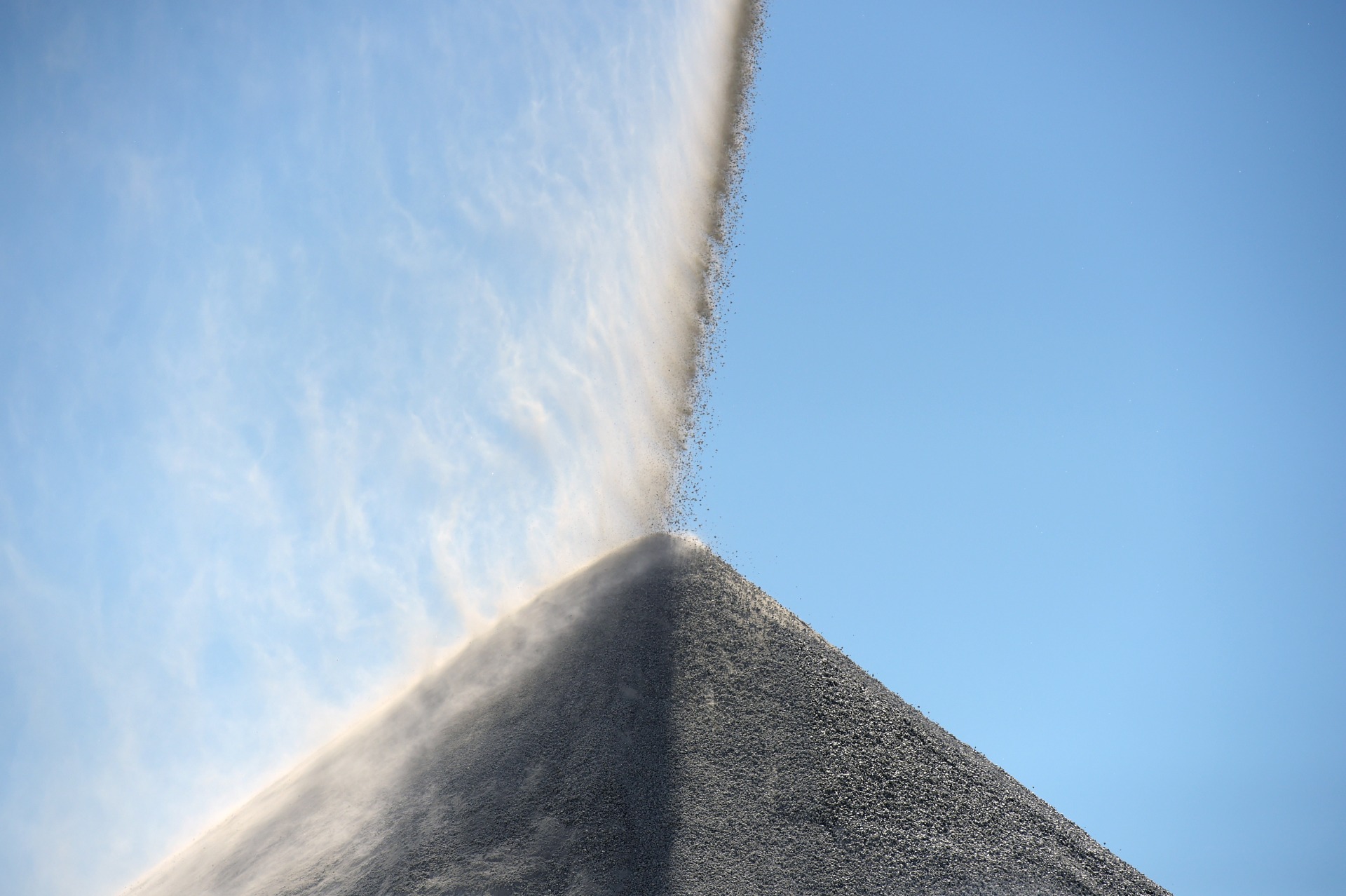 Poudre de lithium qui tombe sur une pile. Photographe: Carla Gottgens / Bloomberg