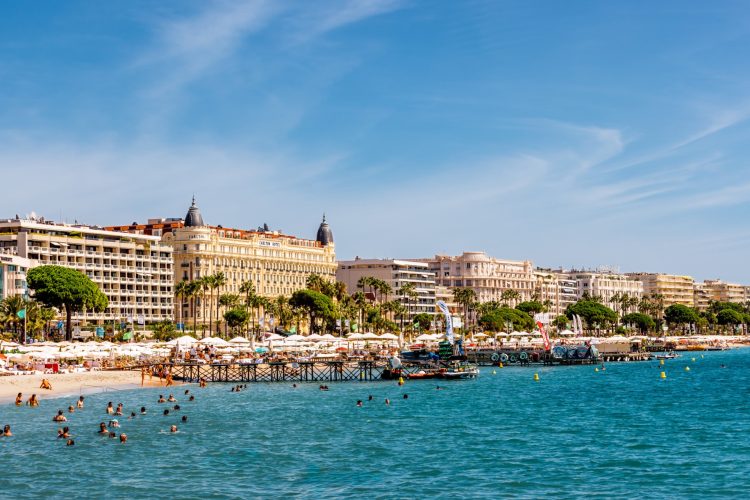À Cannes, le Festival déborde sur la ville : quand le 7e art se vit au-delà des salles obscures
