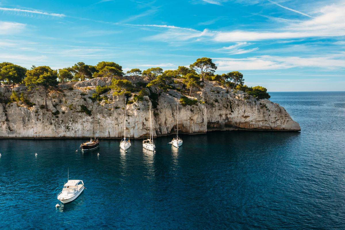 bateaux white yachts dans la baie nature des calanques sur la cote dazur