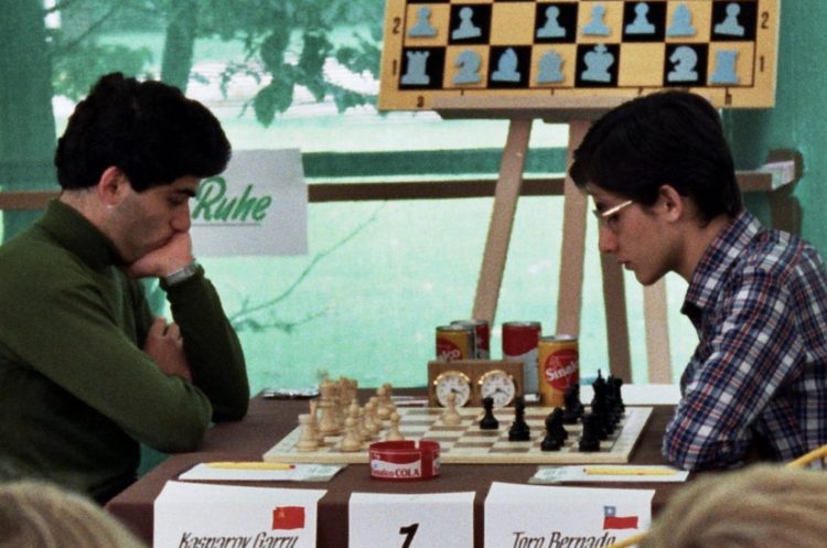 Entretien exclusif avec Garry Kasparov : sa vision de l’IA, de l'avenir de l'humanité et son combat contre Poutine 2 GARRY KASPAROV - Bernardo Toro Sanchez, Championnat du monde d'échecs juniors 1980 à Dortmund, photographe de Gerhard Hund.