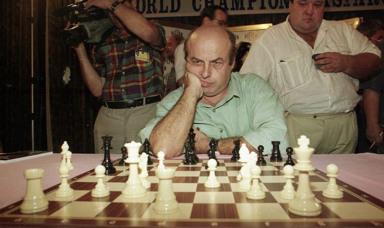 Entretien exclusif avec Garry Kasparov : sa vision de l’IA, de l'avenir de l'humanité et son combat contre Poutine 4 Le champion du monde d'échecs Garry Kasparov a été battu en 1994 par Natan Sharansky, un ancien dissident soviétique et ex ministre israélien, à Jérusalem. Crédits : Dan Hadani collection / Bibliothèque nationale d'Israël / The Pritzker Family National Photography Collection