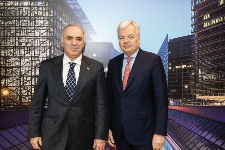 Entretien exclusif avec Garry Kasparov : sa vision de l’IA, de l'avenir de l'humanité et son combat contre Poutine 3 Visite de Garry Kasparov, président de la Human Rights Foundation et co-fondateur du comité d'action russe, à la Commission européenne en 2023, en compagnie de Bernardo Toro Sanchez. Photographe : Lukasz Kobus.