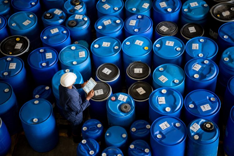 Col bleu faisant un inventaire tout en travaillant dans une usine chimique / Crédits : Hispanolistic