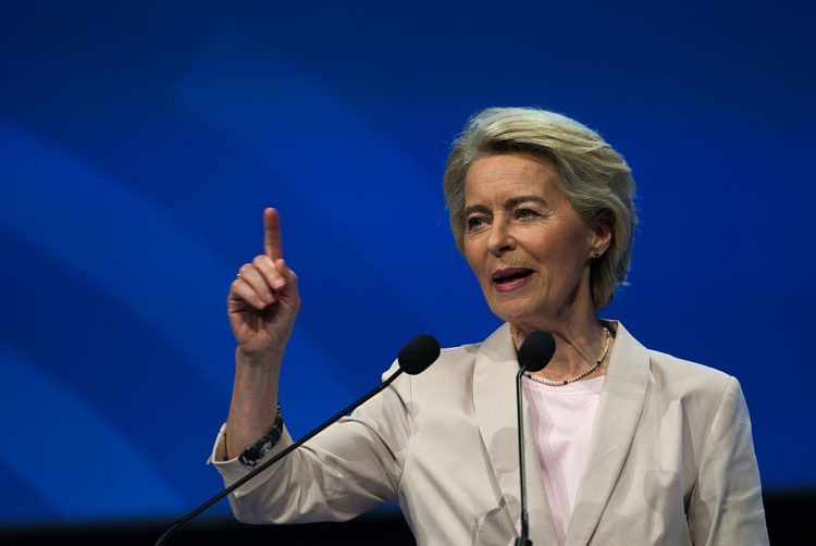 La présidente de la Commission européenne a  survécu à une motion de censure portée par l’extrême droite au Parlement européen, mais cette victoire masque un malaise croissant au sein de sa majorité, qui critique son virage à droite.