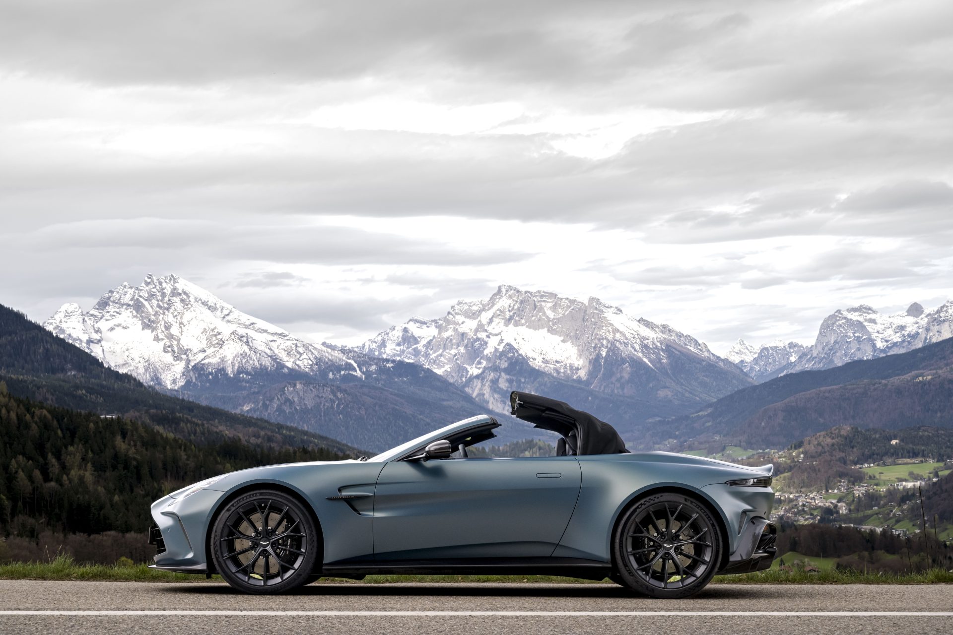 astonmartinvantageroadster satiniridescentsapphire andymorgan 0016