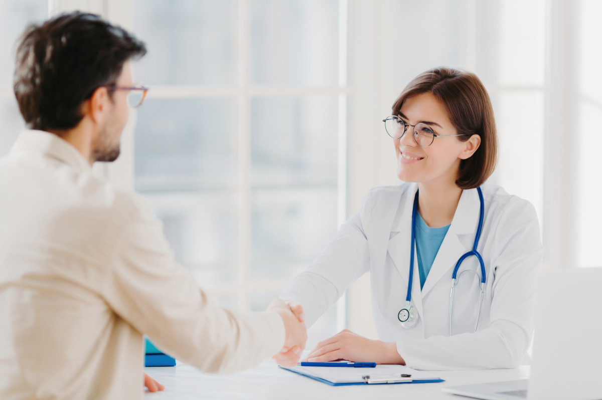 medecin et patient se serrant la main dans un cabinet medical
