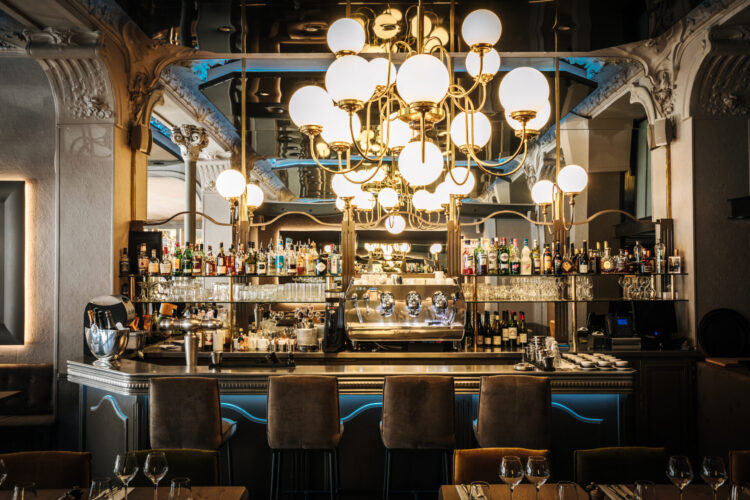 Les Bistrots pas Parisiens avec Tara et Mona - bistro de paris karel balas 0001