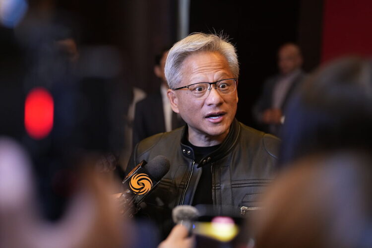 À la fin du mois d’août, la fortune de Jensen Huang a reculé d’environ 3,5 milliards de dollars, conséquence directe d’une baisse de plus de 3 % du cours de l’action Nvidia