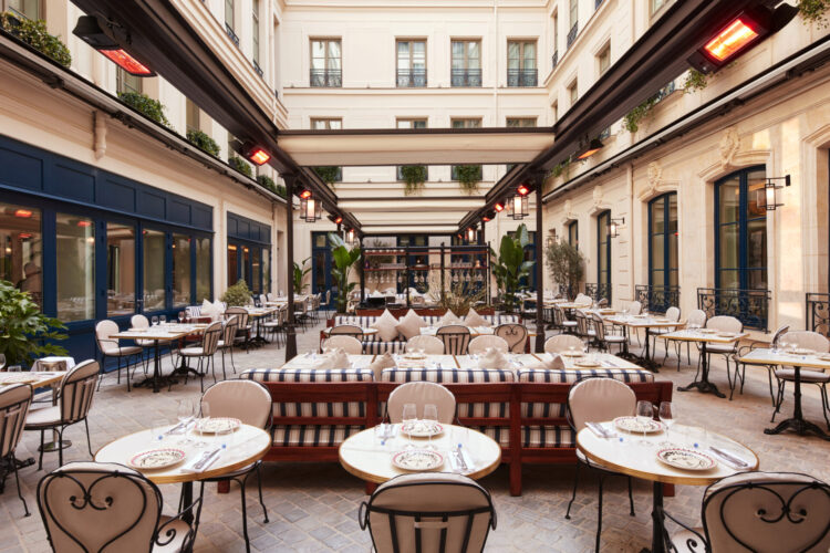 Paolo Minelli, l’instinct méditerranéen au cœur du Delano Paris - cour la chambre bleue mdp gaelle le boulicaut 7