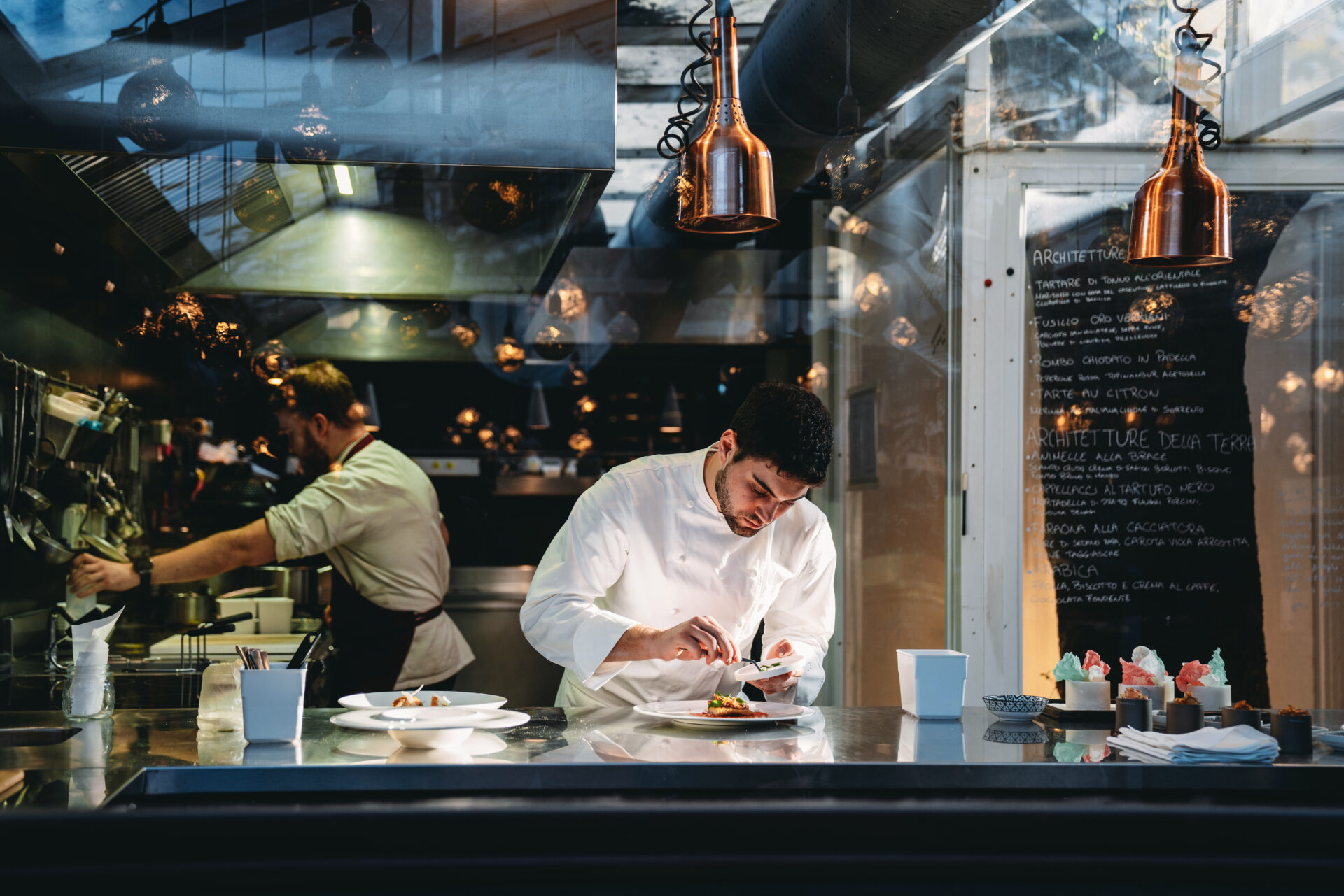 Restauration : au-delà du spectacle, l’urgence de réinventer l’emploi - gettyimages 1446478827