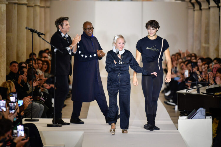 PARIS, FRANCE - 06 OCTOBRE : Les créateurs de mode Agnes b, Hugo Marchand et Matthieu Chedid alias -M- défilent sur la piste lors du défilé Agnès b Prêt-à-porter Printemps/Été 2026 dans le cadre de la Fashion Week de Paris le 6 octobre 2025 à Paris, France. (Photo de SAVIKO/Gamma-Rapho via Getty Images)