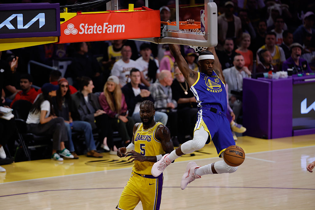 L'ailier des Golden State Warriors Jimmy Butler III (10) réalise un dunk et reste suspendu au panier lors du match NBA entre les Golden State Warriors et les Los Angeles Lakers, le 21 octobre 2025, à la Crypto.com Arena de Los Angeles, en Californie. | Source : Getty Images classement